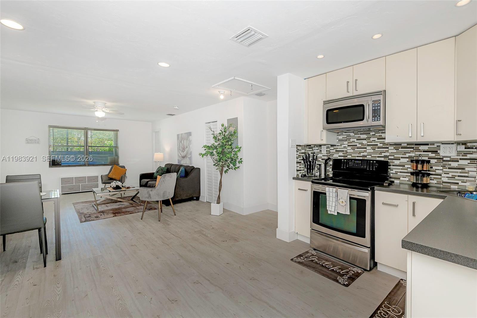 201 Columbus Pkwy, Hollywood FL 33021 photo 2
