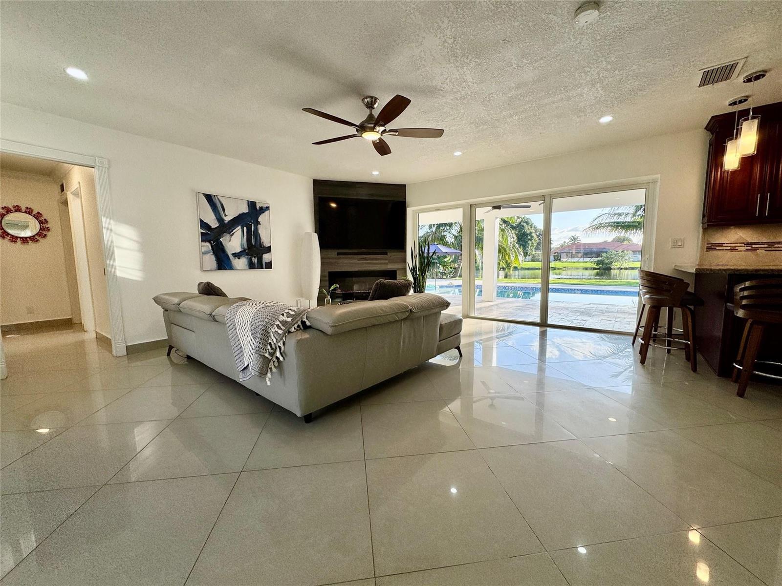 481 W Tropical Way, Plantation FL 33317 photo 4