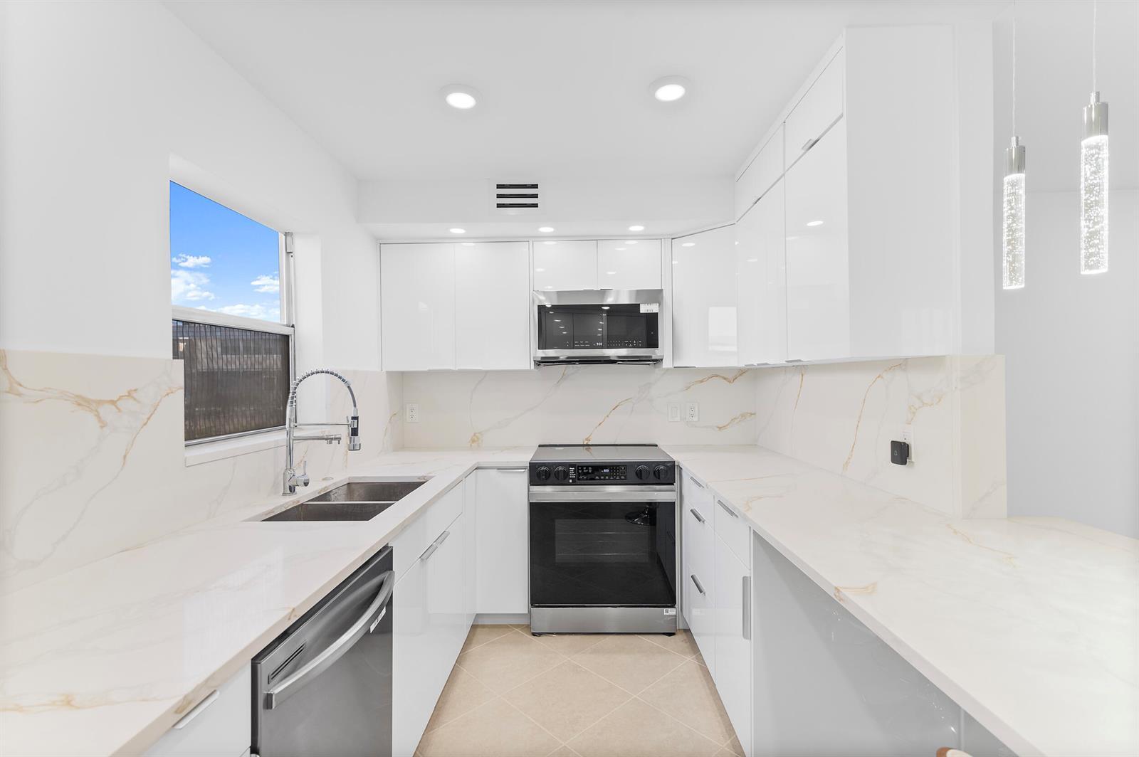 160 Brittany, Delray Beach FL 33446 photo 2