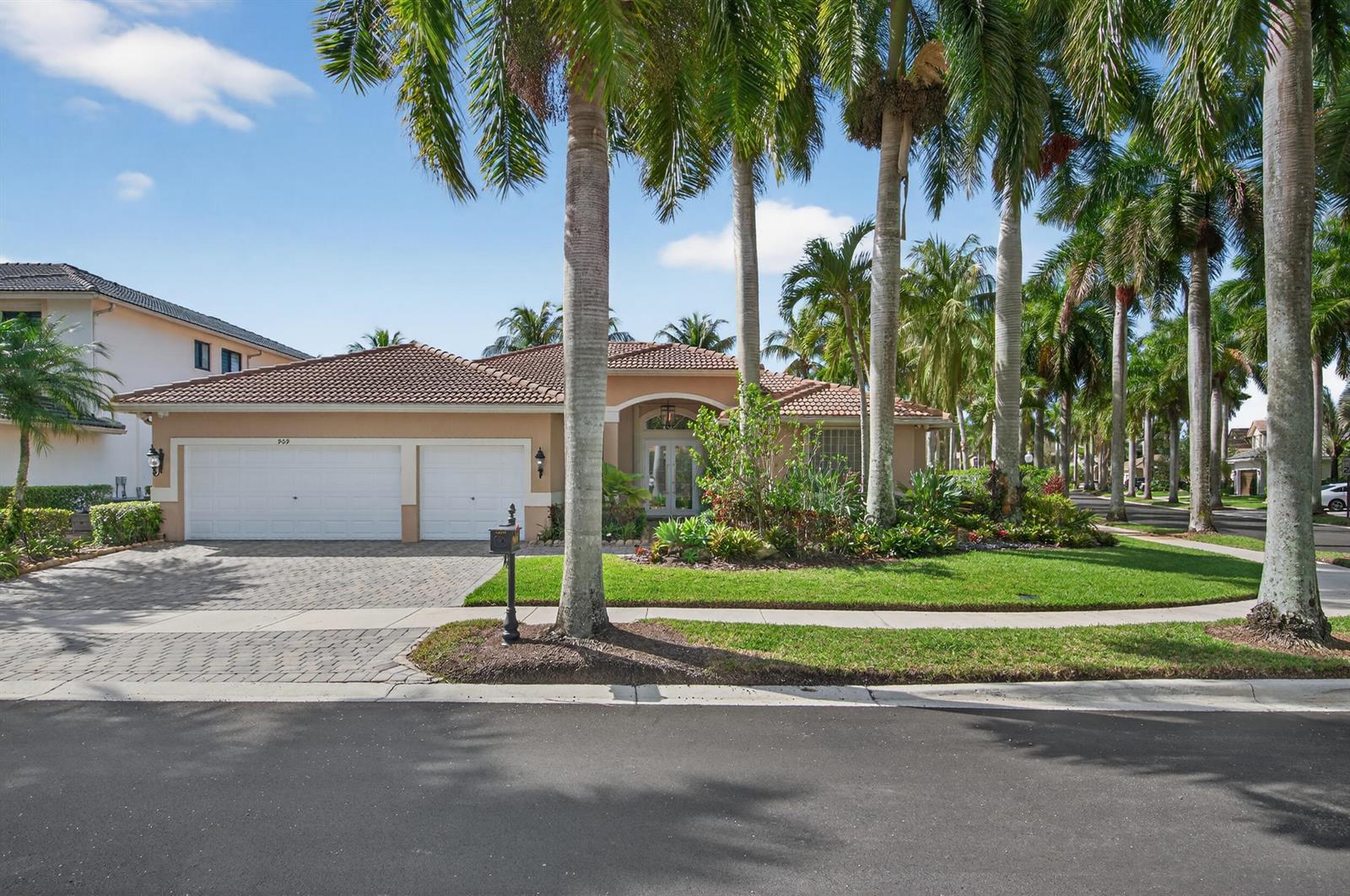 909 Stillwater Court, Weston FL 33327