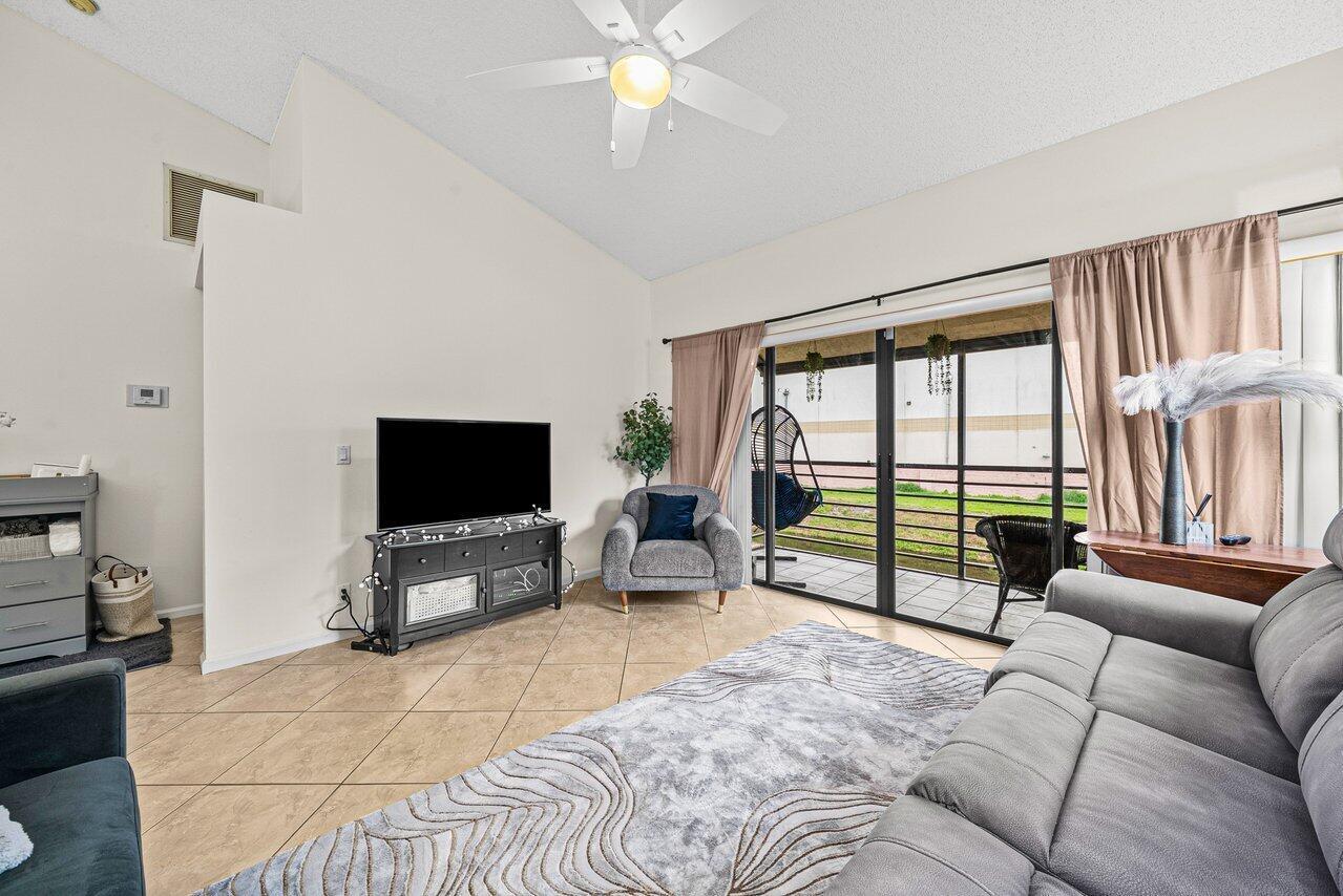 16 Via De Casas Sur # 204, Boynton Beach FL 33426 photo 4