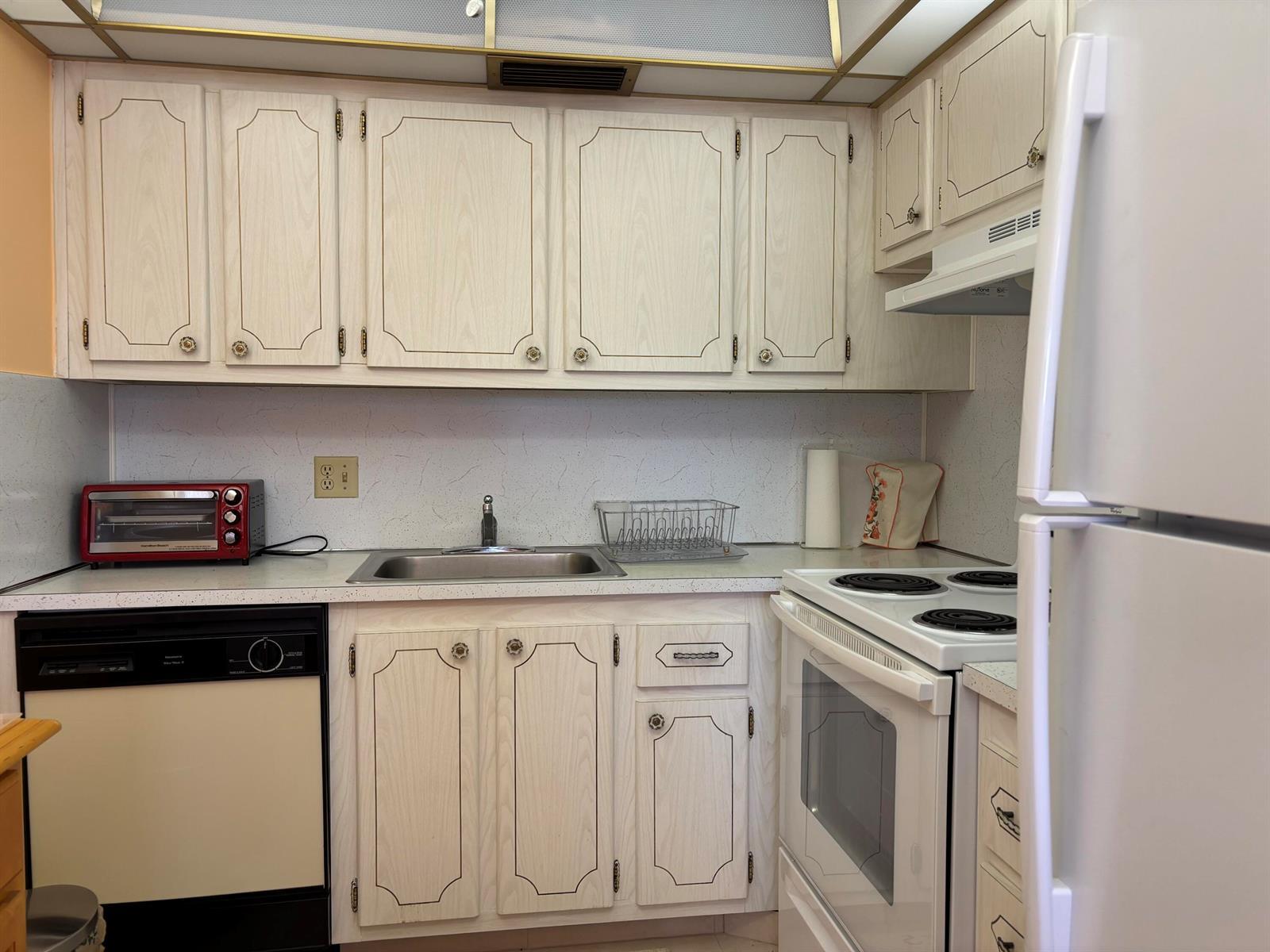 115 Camden E, West Palm Beach FL 33417 photo 4