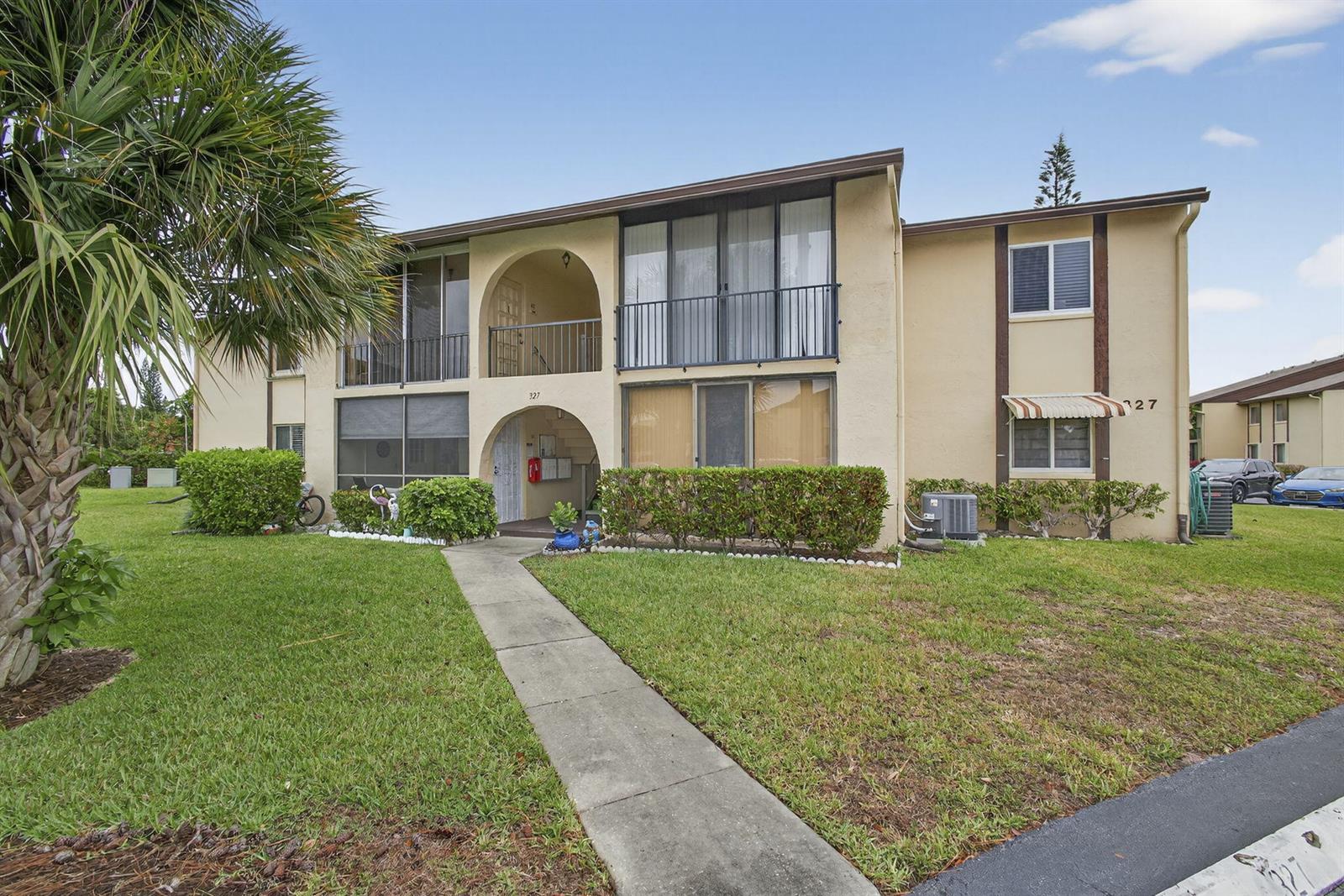 327 Pine Ridge Circle # 1, FL 33463 photo 2