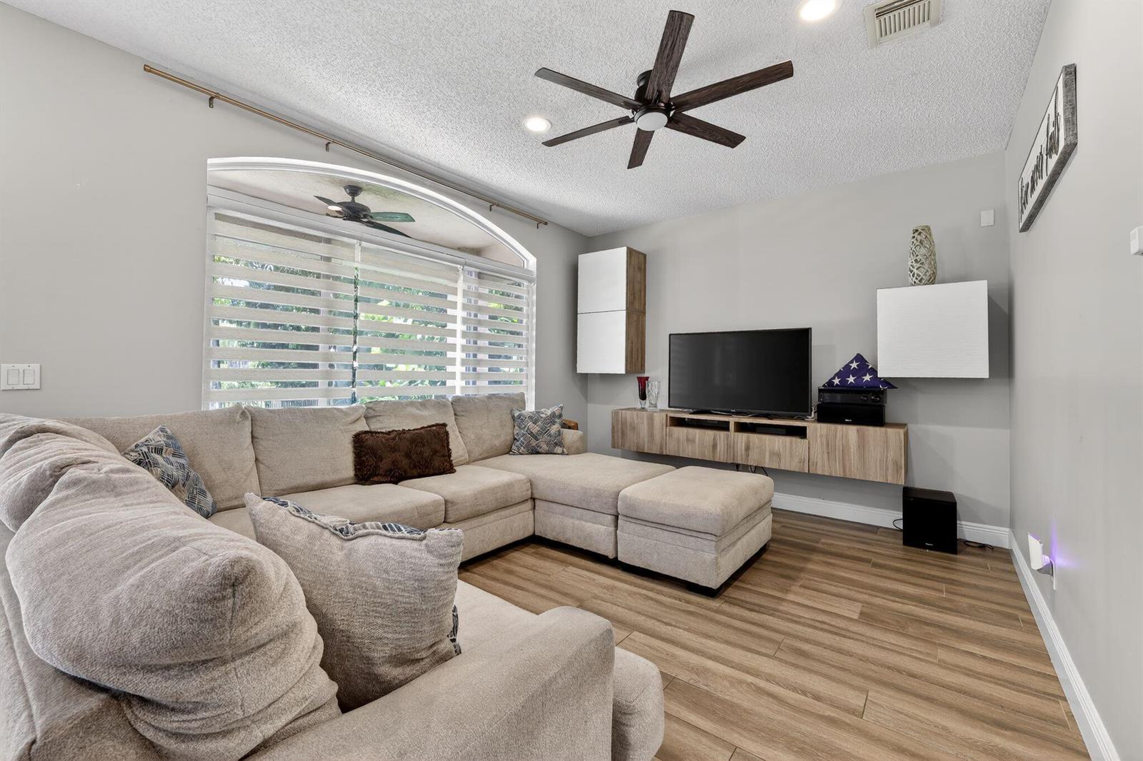 1776 NW 78th Avenue, Pembroke Pines FL 33024 photo 2