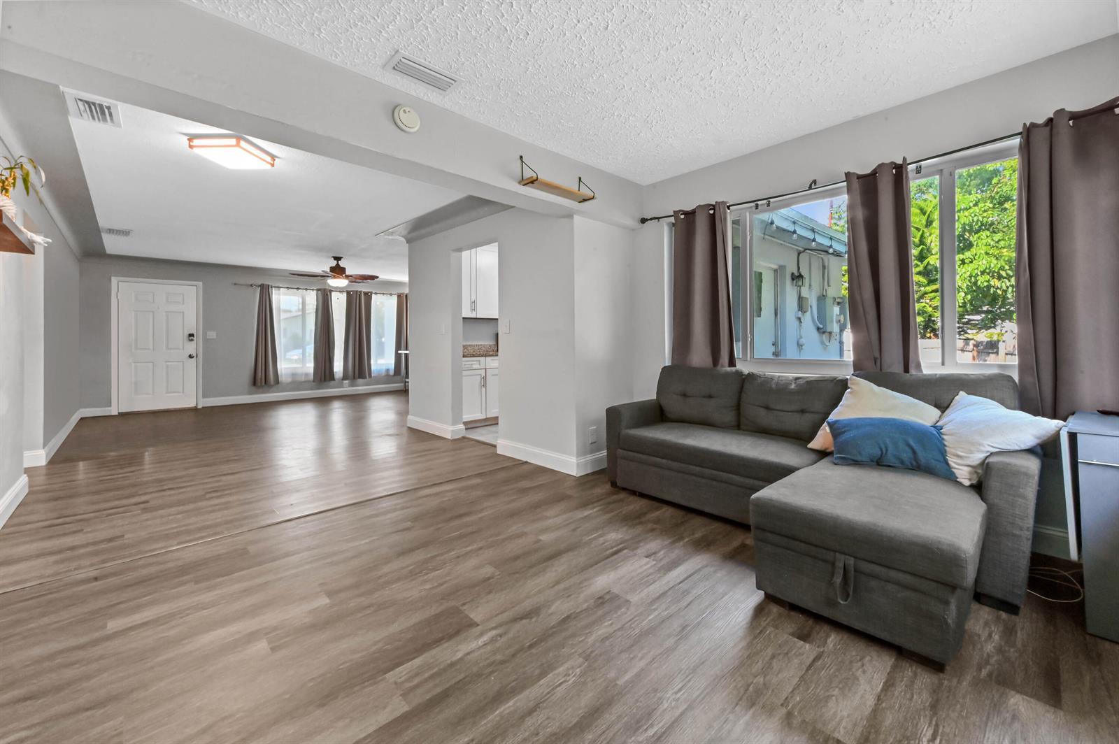 2898 SE 1st Place, Boynton Beach FL 33435 photo 3