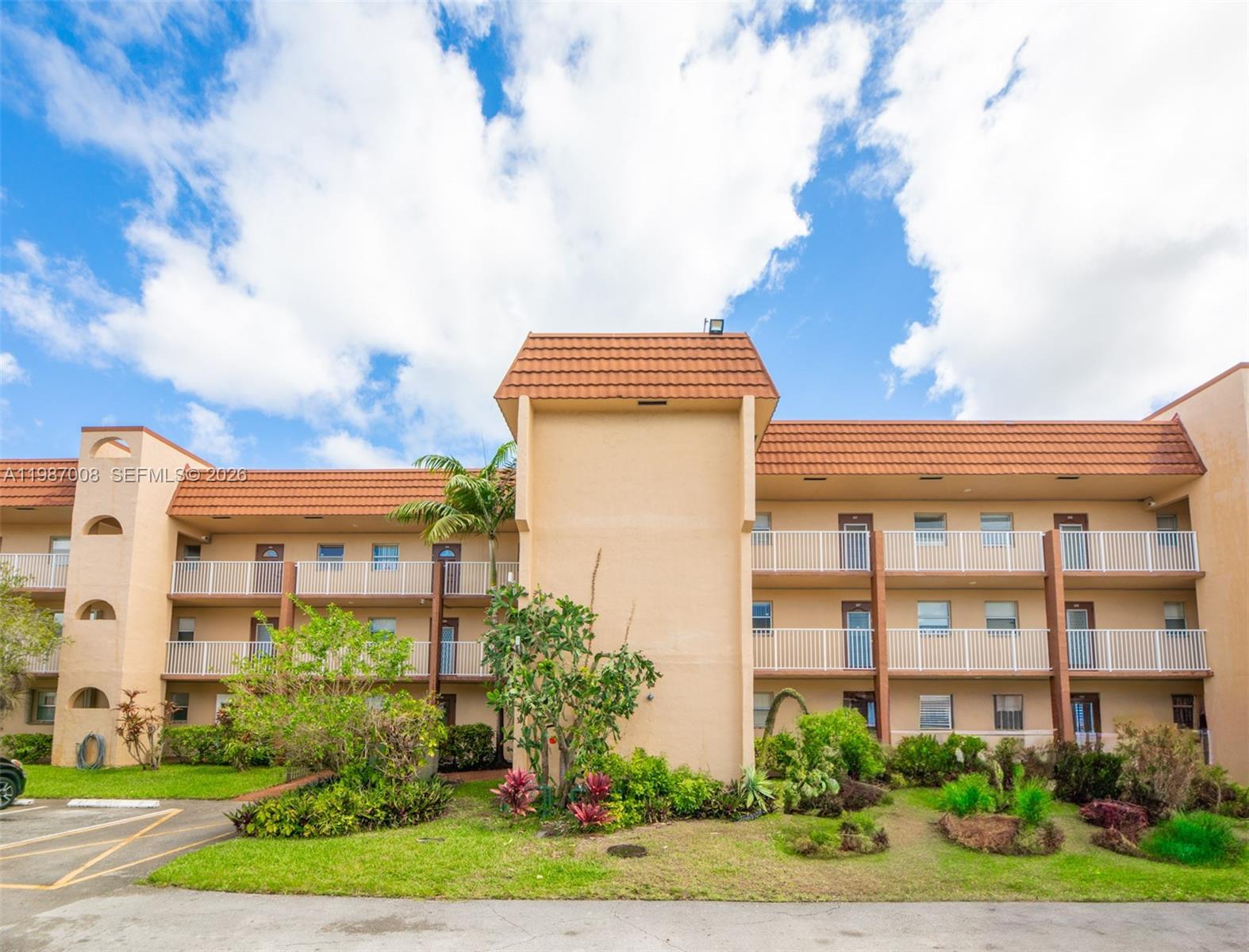 8951 Sunrise Lakes Blvd # 105, Sunrise FL 33322