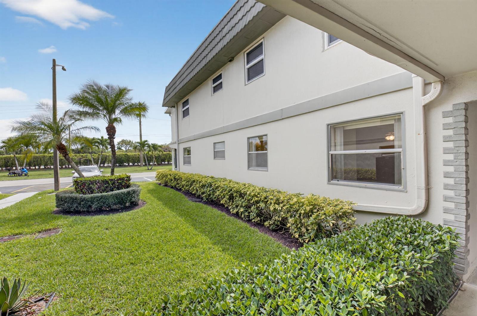 204 Flanders E, Delray Beach FL 33484 photo 2