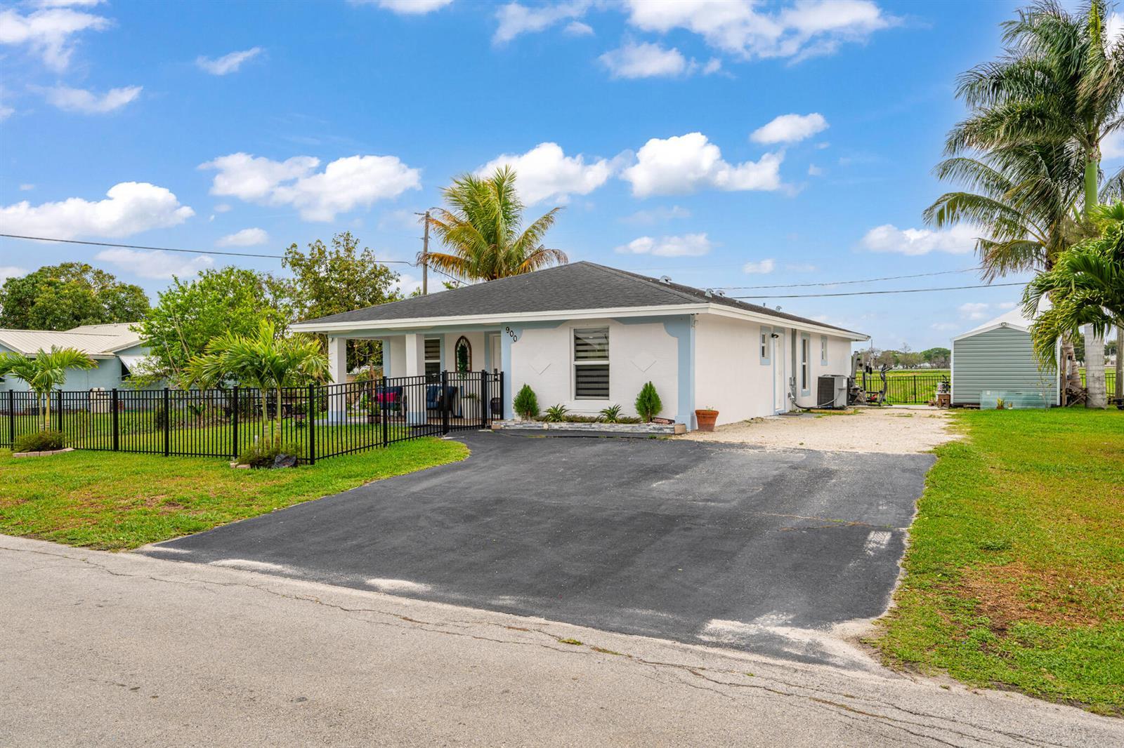 900 SW 12th Street, Belle Glade FL 33430 photo 2