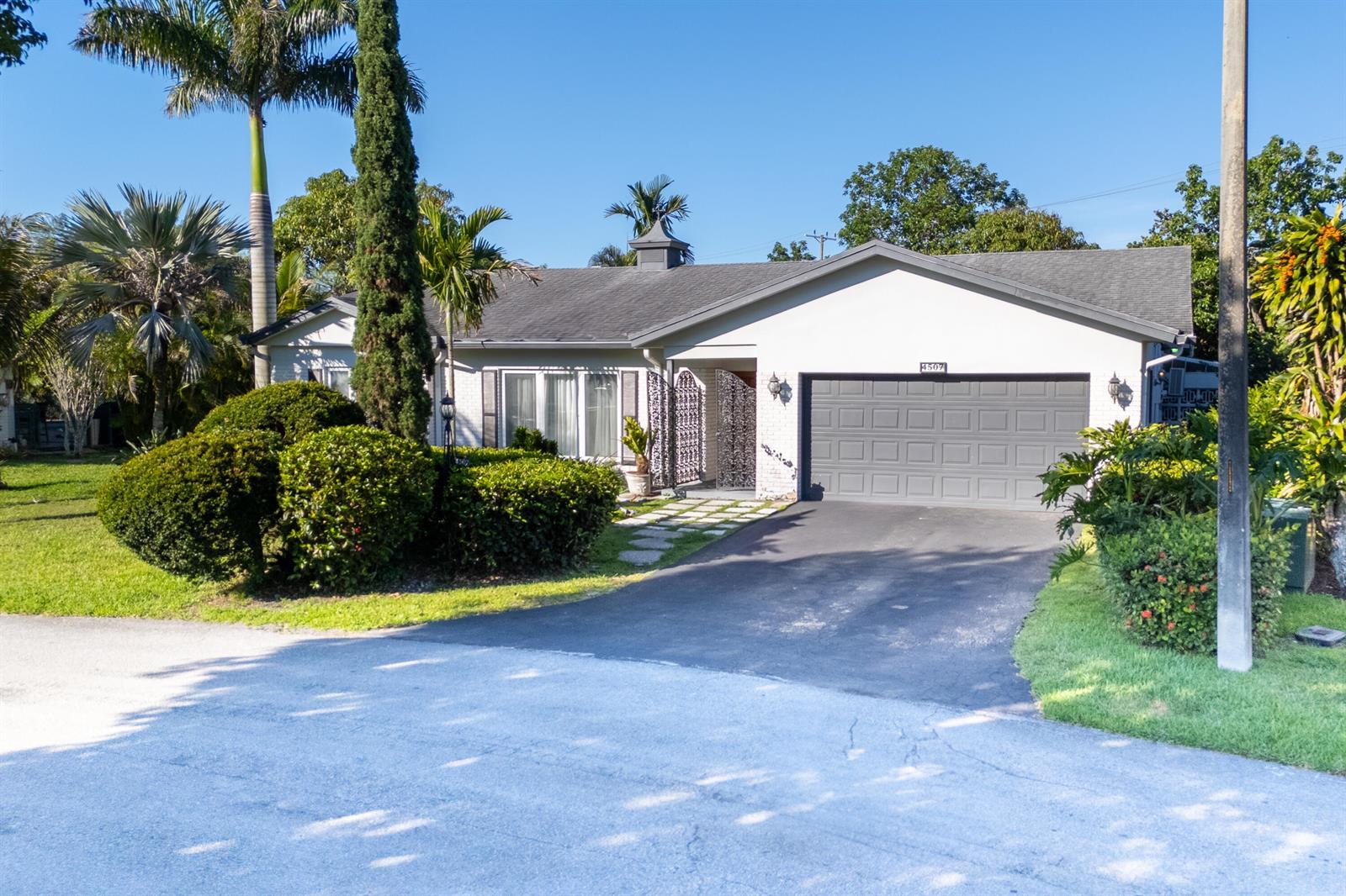 4507 Norfolk Island Pine Drive, Tamarac FL 33319 photo 2