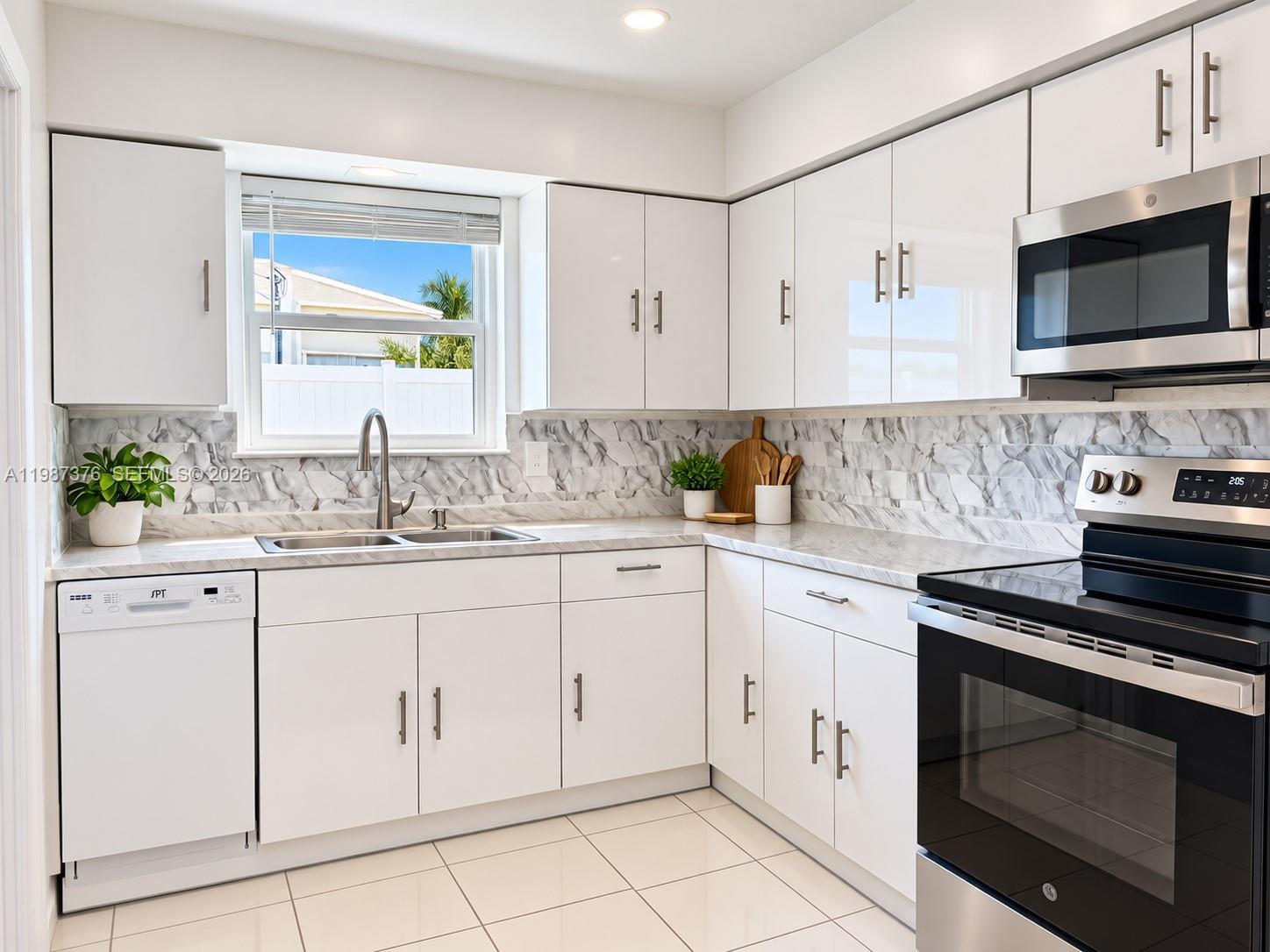 1911 N 44th Ave, Hollywood FL 33021 photo 4