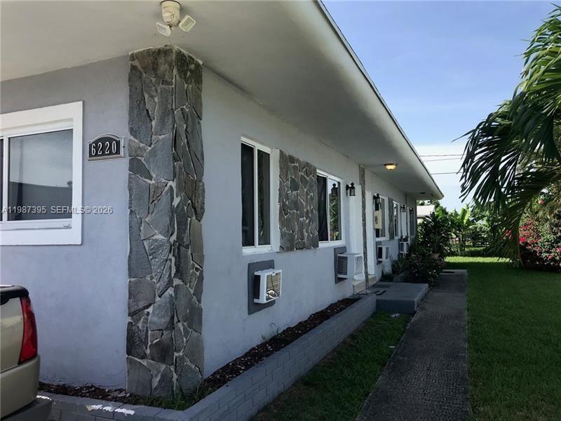 6220 Dawson St, Hollywood FL 33023 photo 2