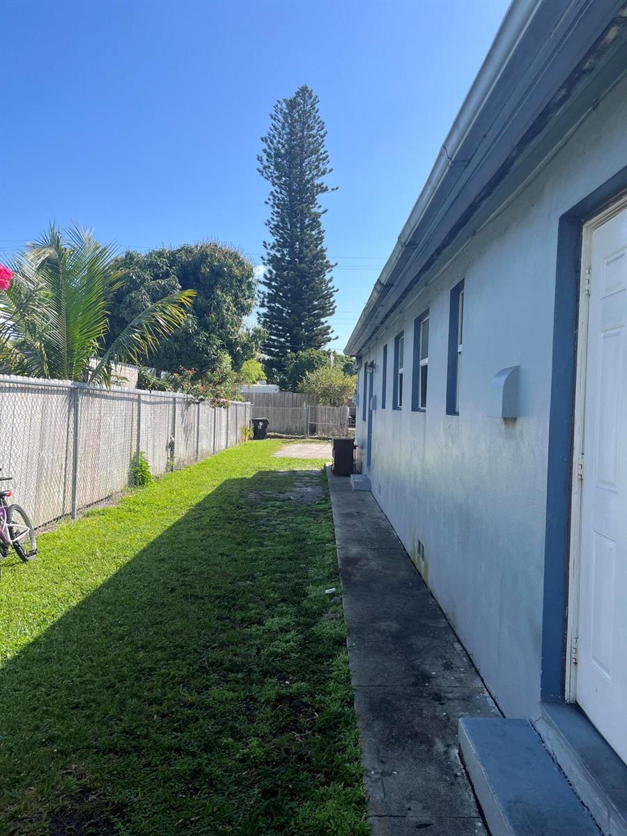 530 S C Street W, FL 33460 photo 3