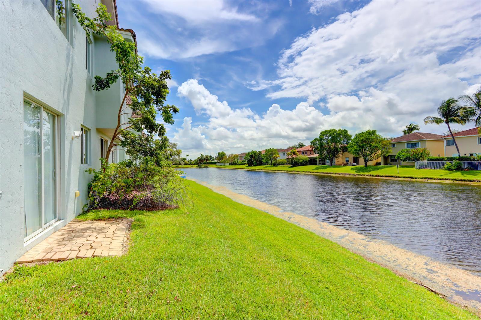 3061 Laurel Ridge Circle, Riviera Beach FL 33404 photo 2