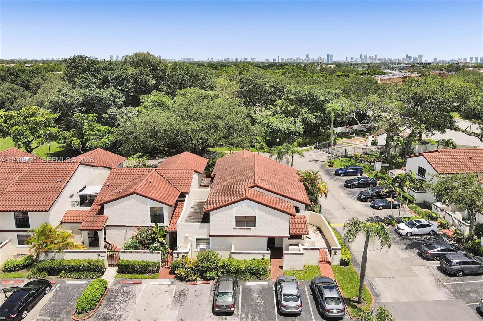 337 Ives Dairy Rd # 12, Miami FL 33179 photo 2