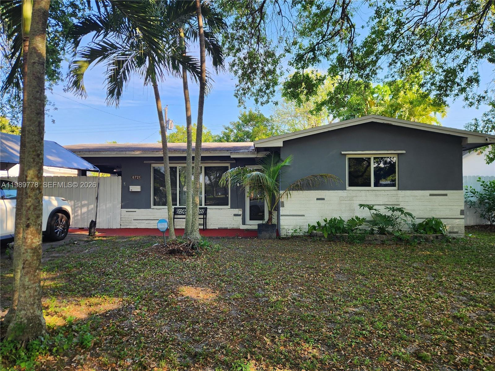 6721 Garfield St, Hollywood FL 33024 photo 2