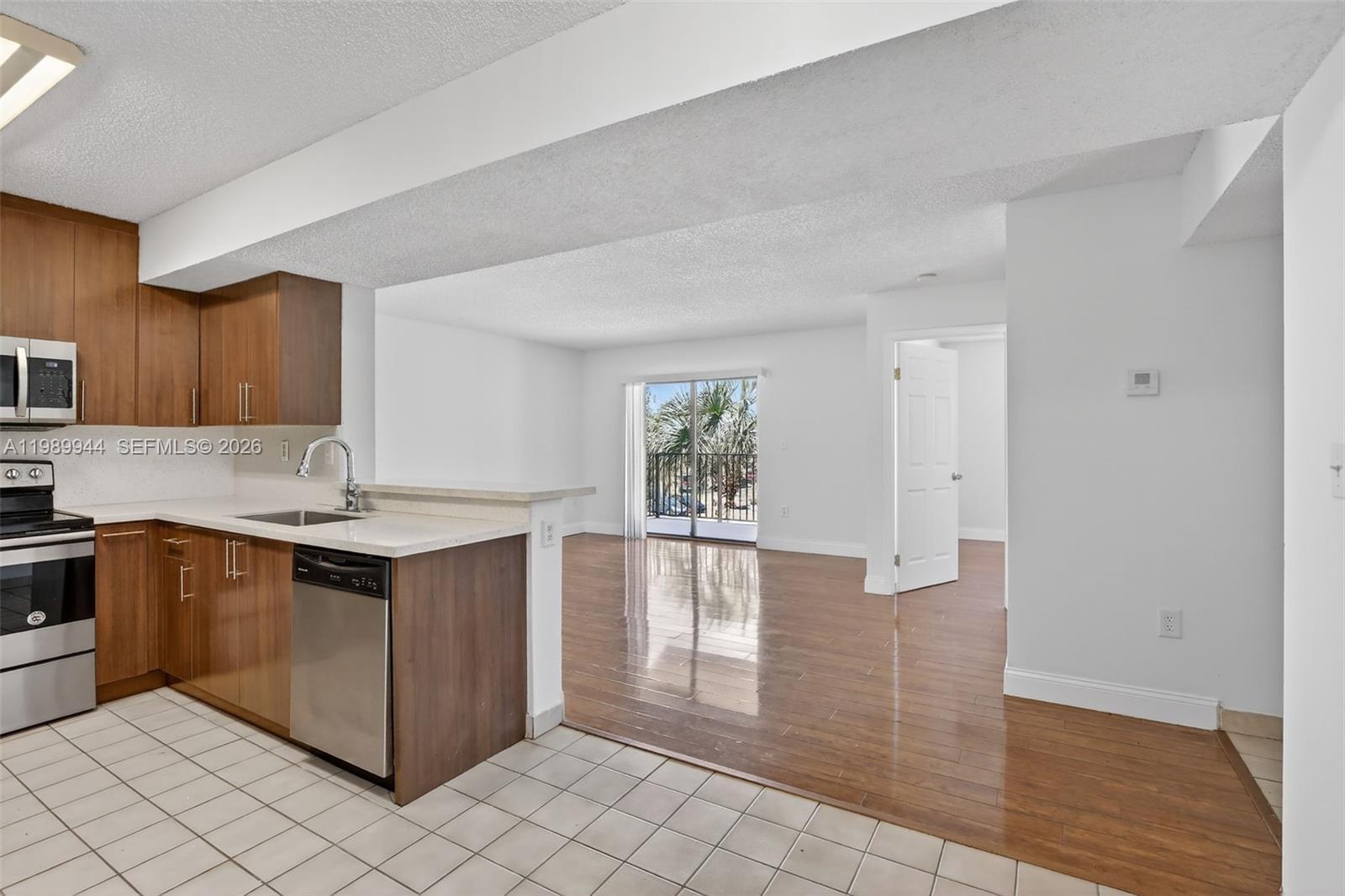 400 W Palm Cir W # 306, Pembroke Pines FL 33025 photo 3