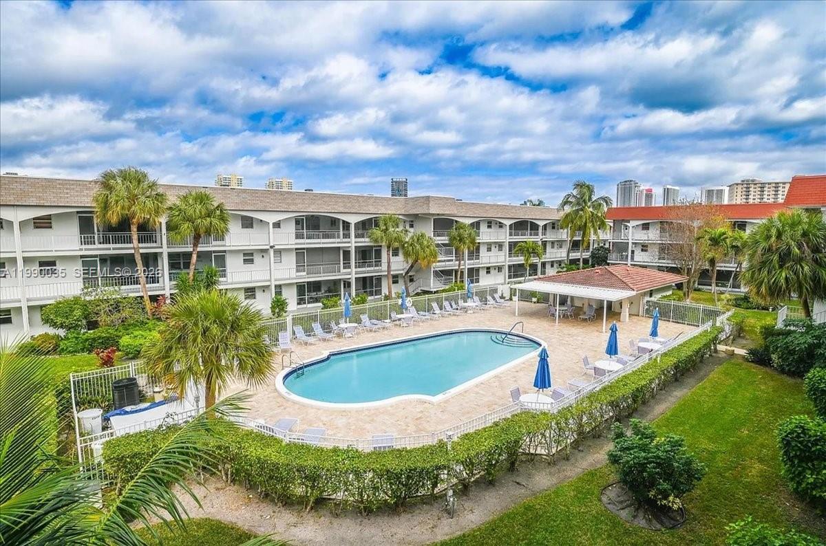 581 Blue Heron Dr # B, Hallandale Beach FL 33009