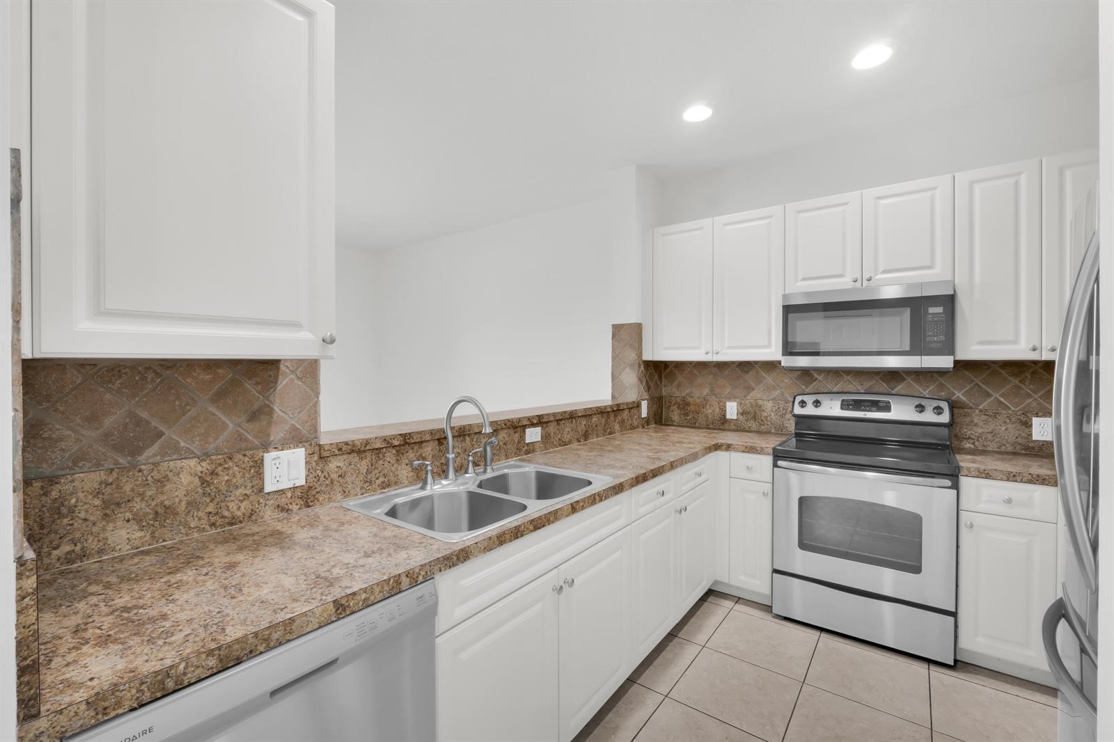 2581 Riverside Drive, Coral Springs FL 33065 photo 4