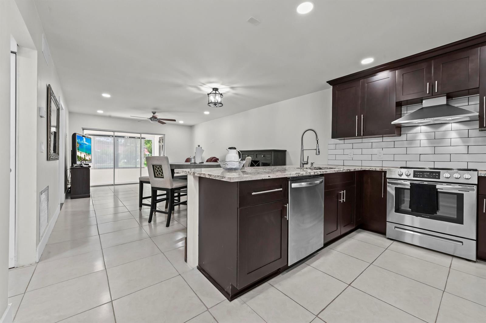 647 Marlboro Oval, FL 33467 photo 4