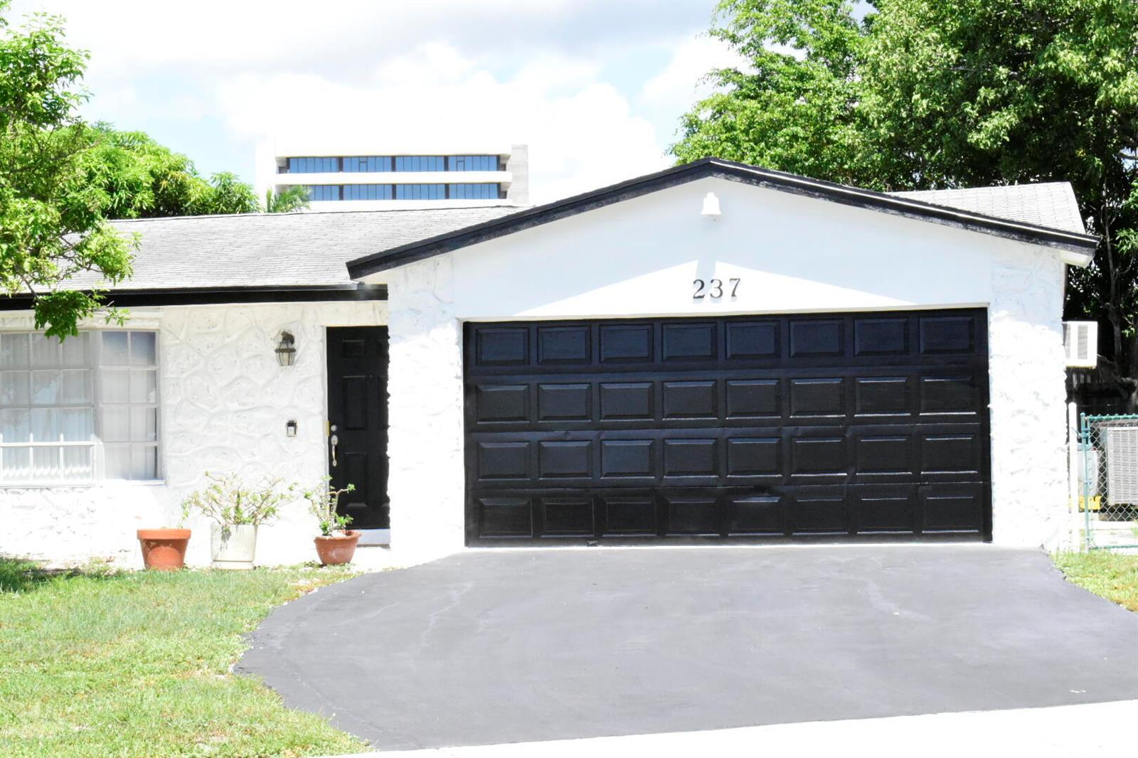 237 Porter Place, West Palm Beach FL 33409 photo 2