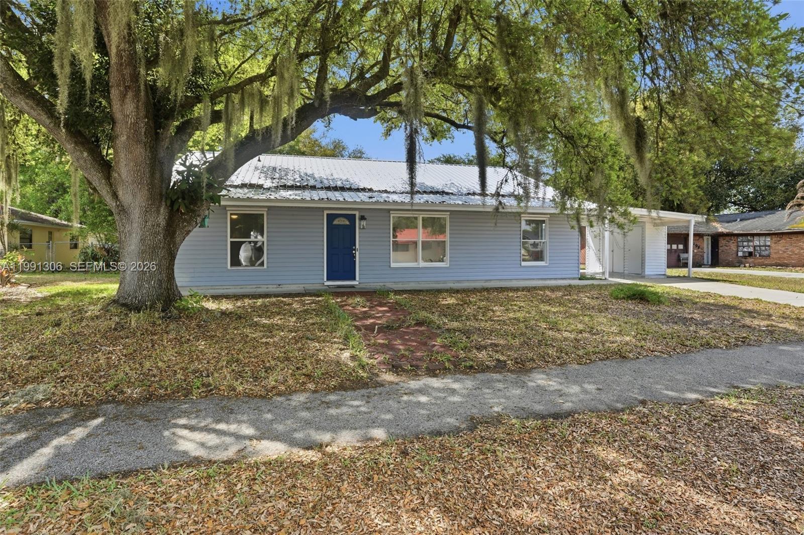 210 E SUGARLAND CIR, Clewiston FL 33440 photo 2