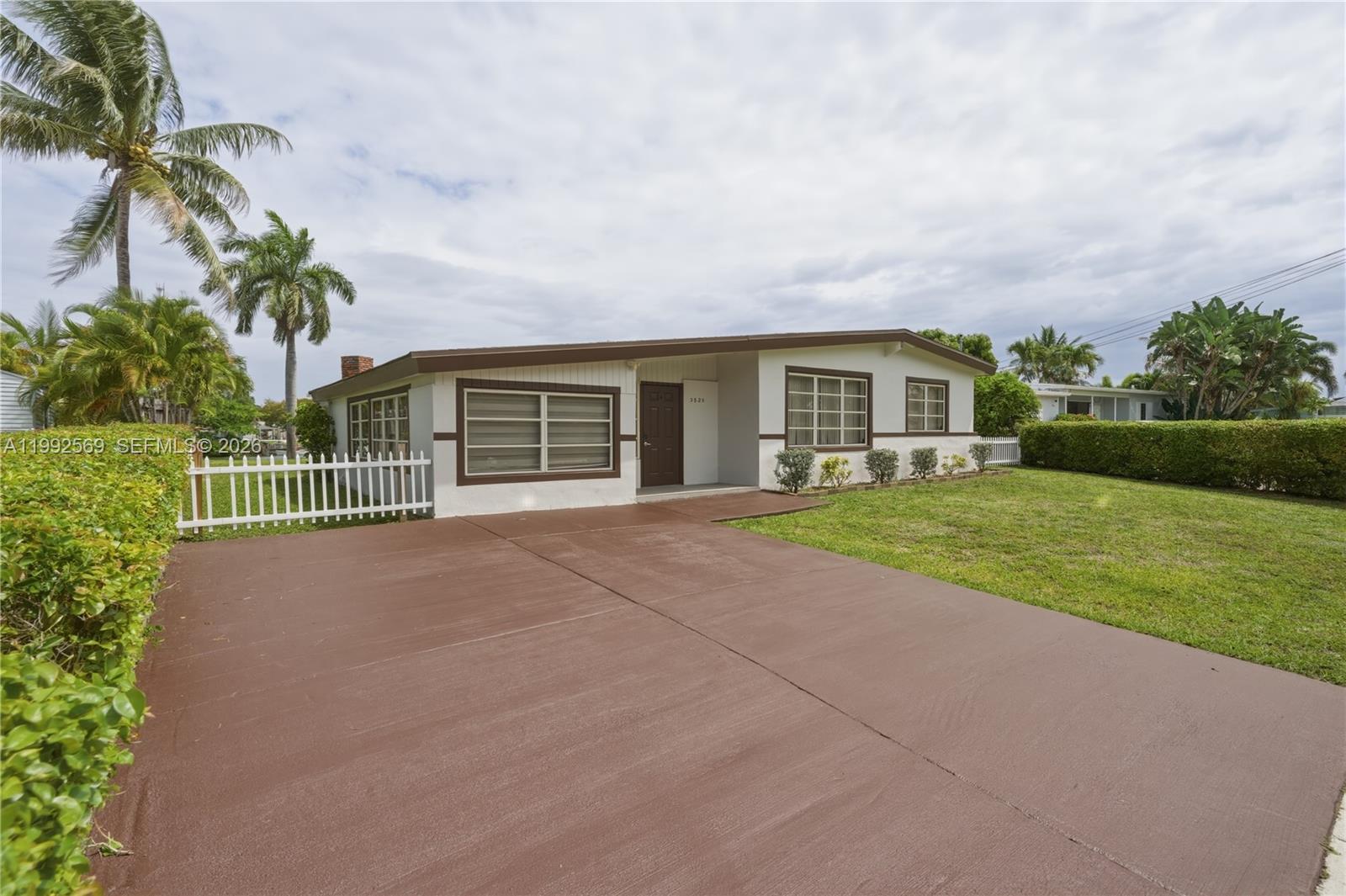 3825 SW 33rd St, West Park FL 33023 photo 3
