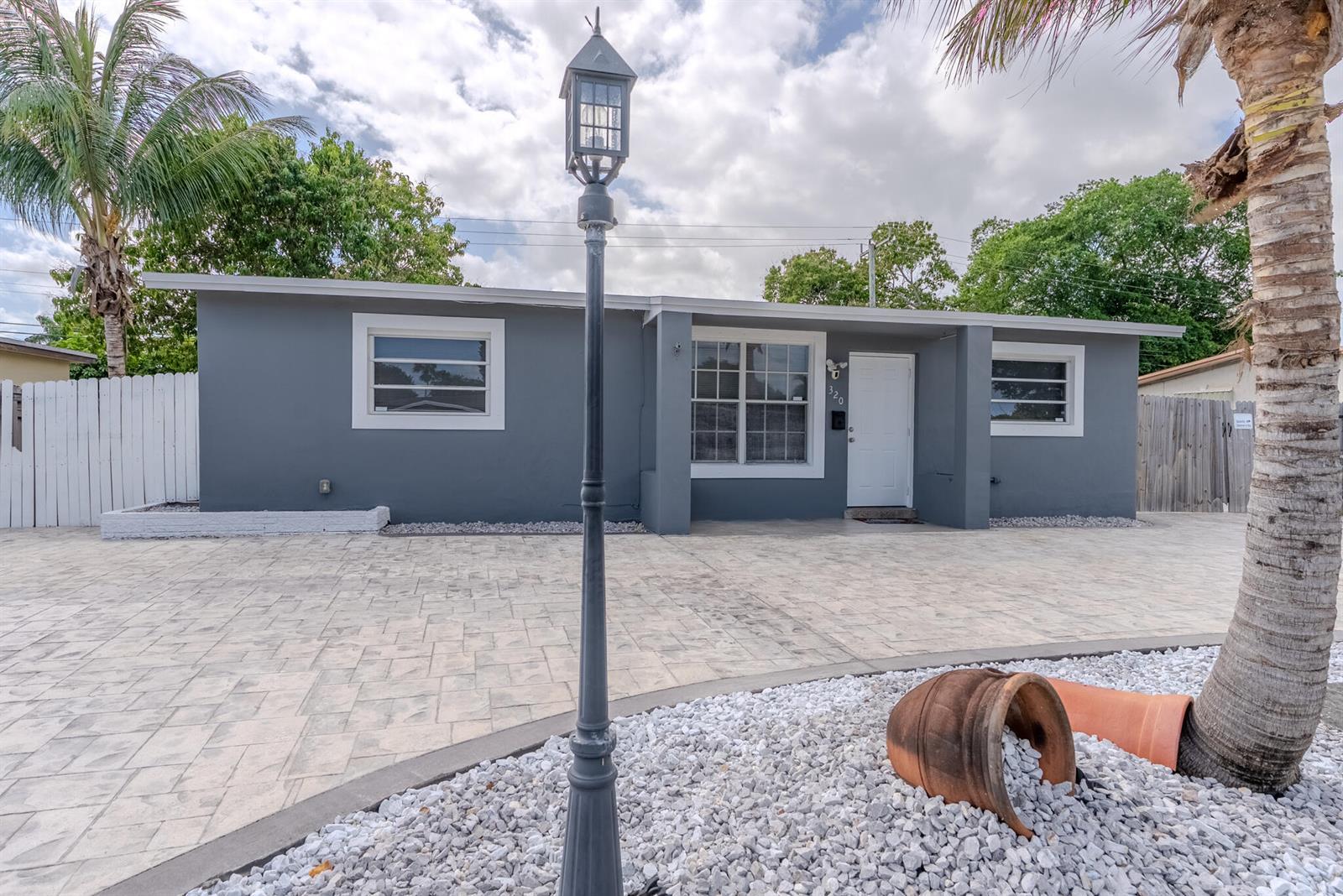 320 N 69th Way, Hollywood FL 33024 photo 2