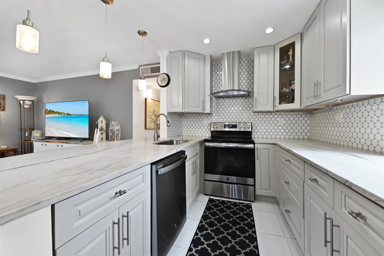 182 Piedmont D, Delray Beach FL 33484 photo 2