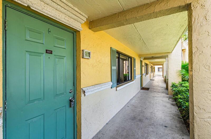 507 Meadows Circle, Boynton Beach FL 33436 photo 2