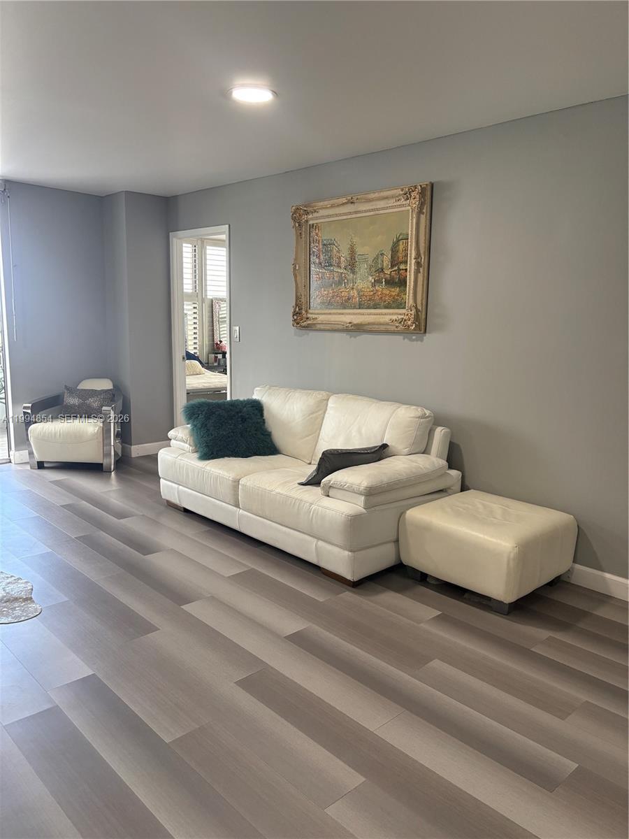 Hallandale Beach, FL 33009 photo 2