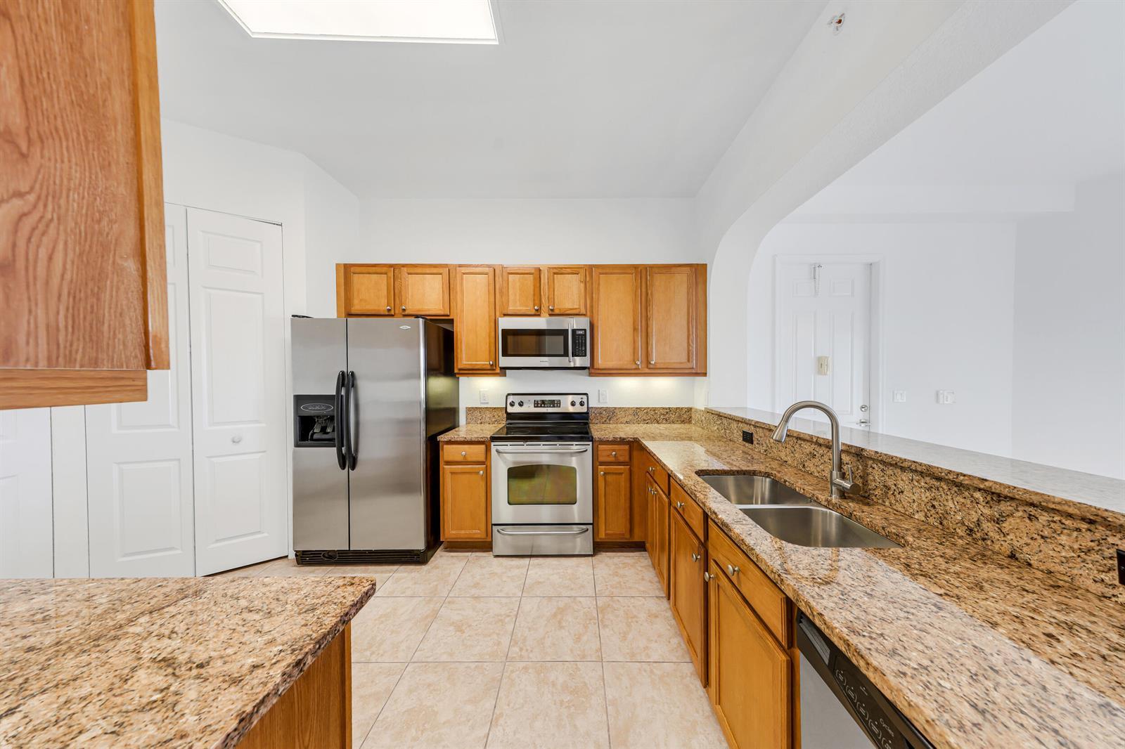 3600 Oaks Clubhouse Drive # 501, Pompano Beach FL 33069 photo 2