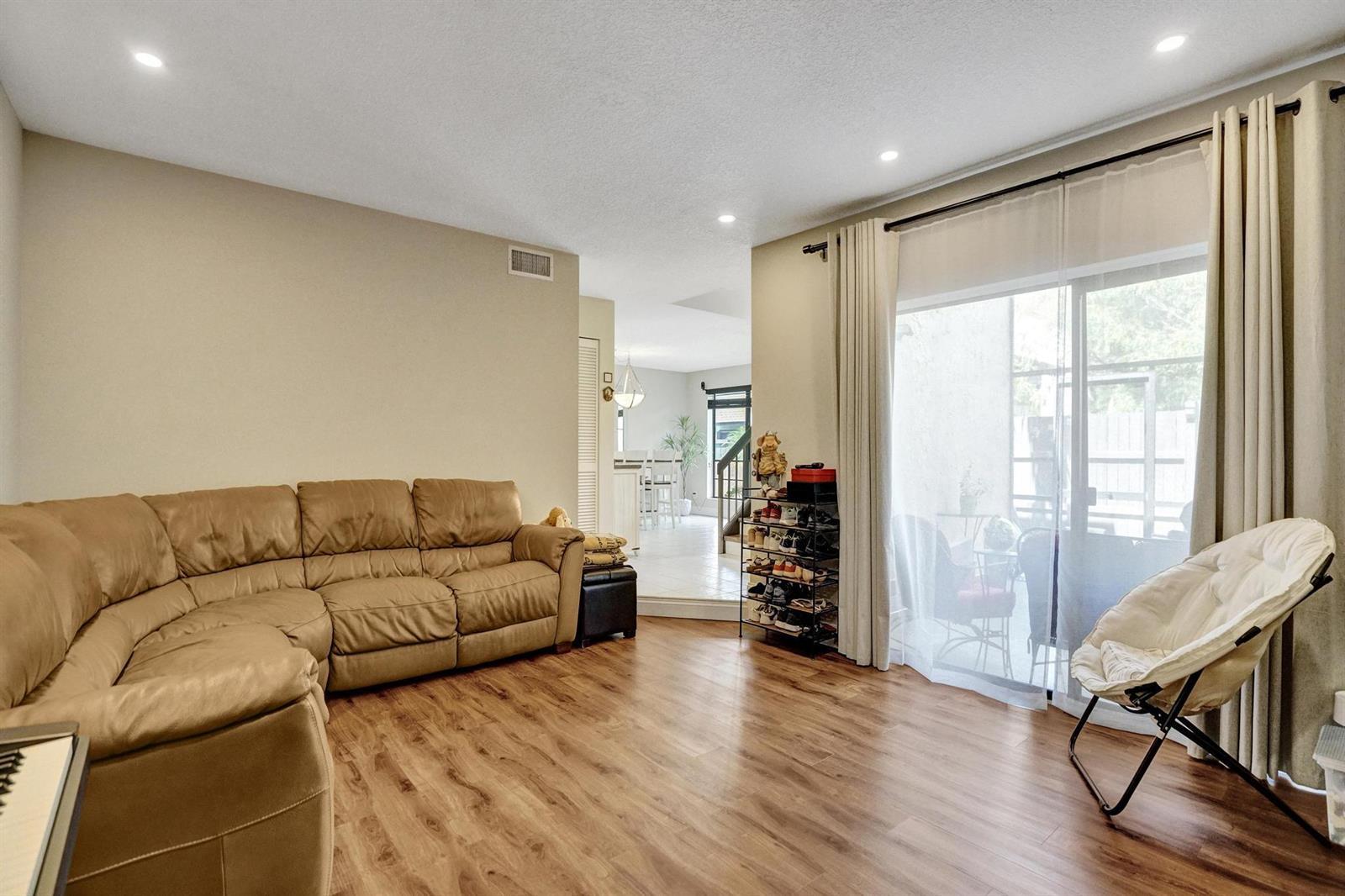 2321 Bayberry Drive, Pembroke Pines FL 33024 photo 5