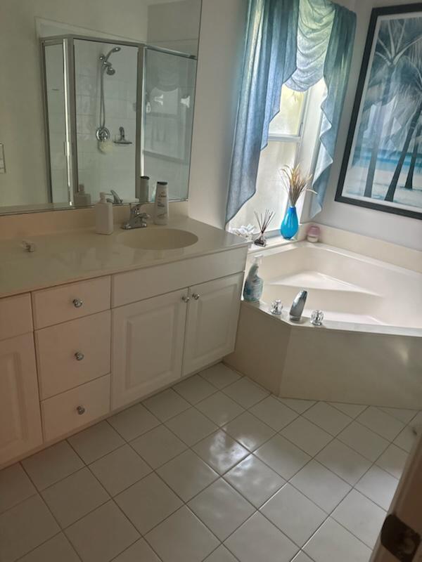 6037 Rossmoor Lakes Court, Boynton Beach FL 33437 photo 2