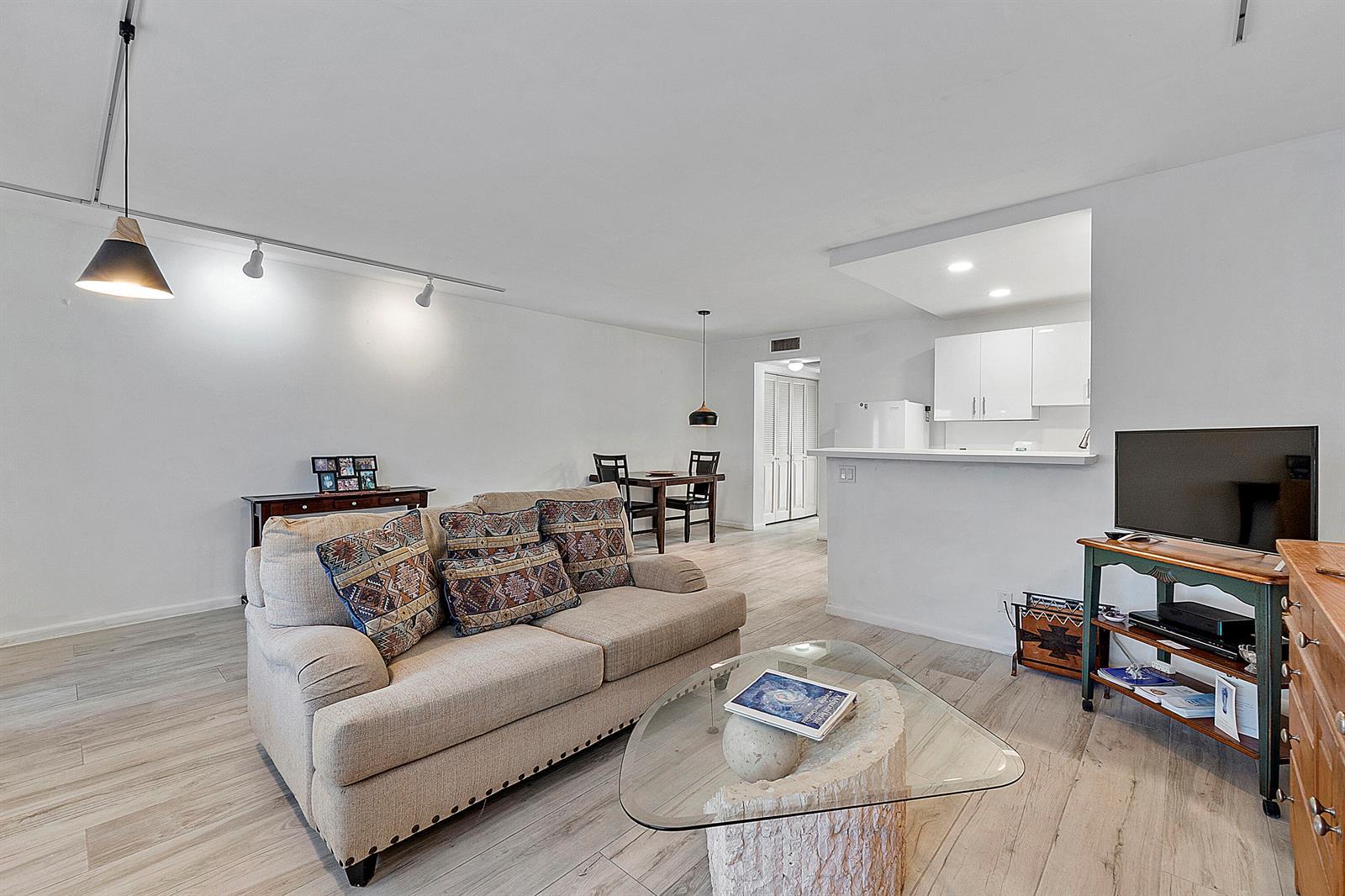1012 Newport G, Deerfield Beach FL 33442 photo 2