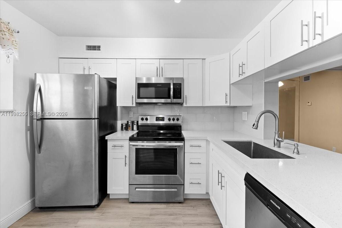 3047 N Oakland Forest Dr # 204, Oakland Park FL 33309 photo 4