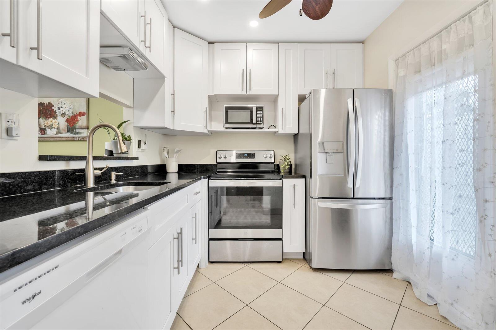4805 NW 35th Street # 412, Lauderdale Lakes FL 33319