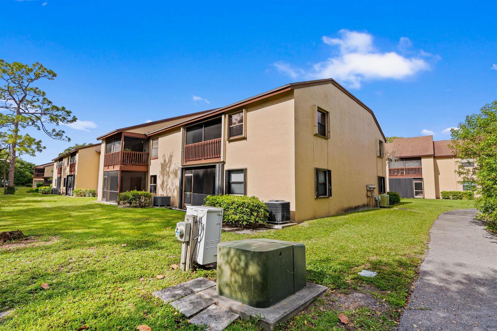 402 Lakeview Drive E, Royal Palm Beach FL 33411