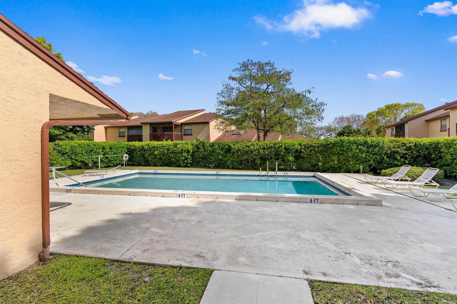 402 Lakeview Drive E, Royal Palm Beach FL 33411 photo 4