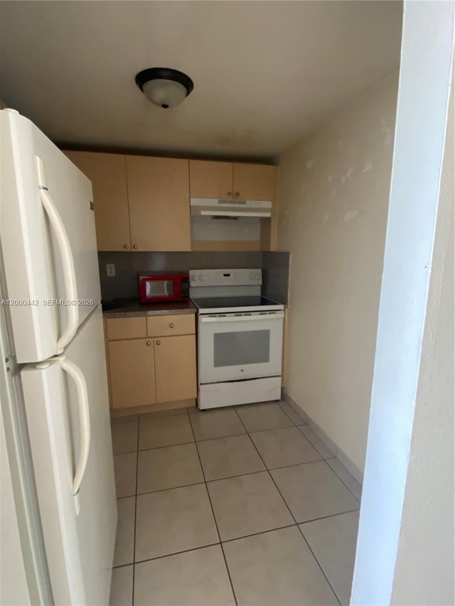 606 W 81st St # 307, Hialeah FL 33014