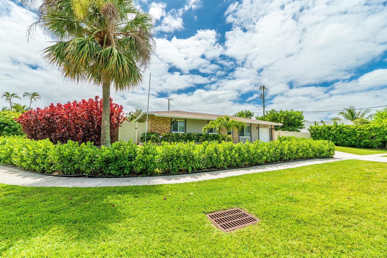 8099 Santa Fe Trail, Boca Raton FL 33487 photo 2