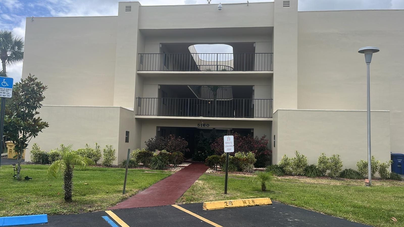 5160 Las Verdes Circle # 222, Delray Beach FL 33484 photo 2