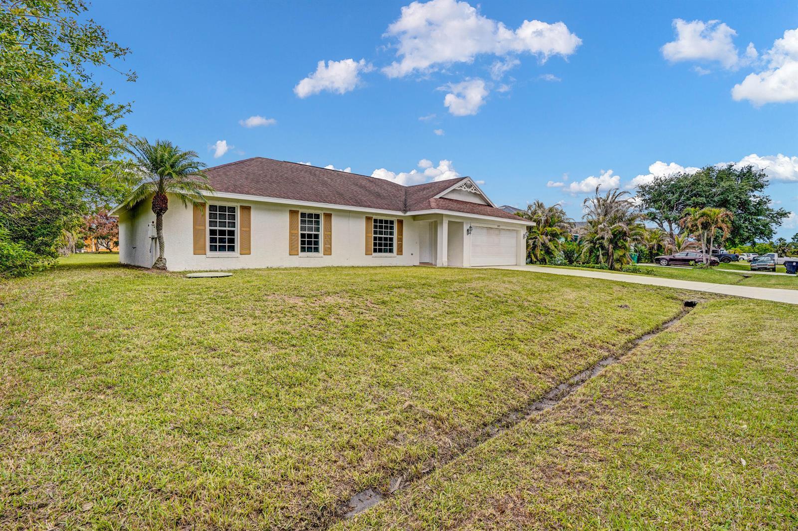 2125 SW Salvatierra Boulevard, Port St. Lucie FL 34987 photo 3