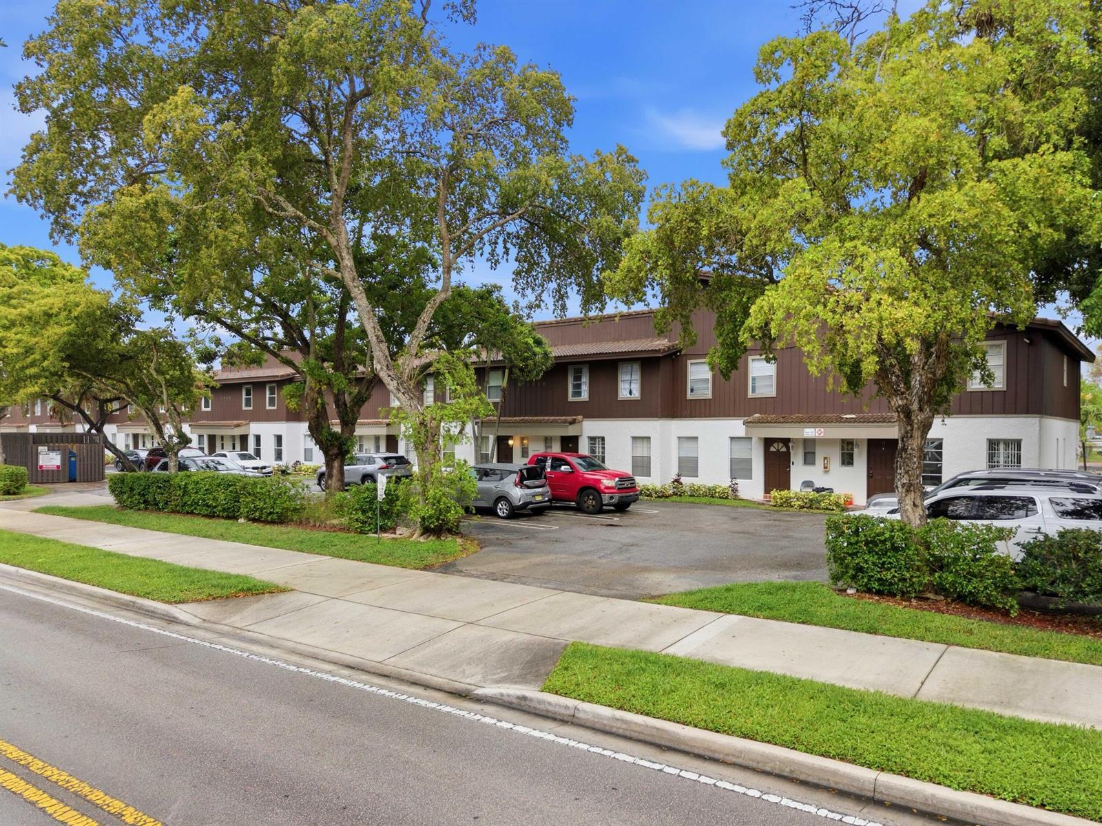 3920 Woodside Drive Apt 11, Coral Springs FL 33065