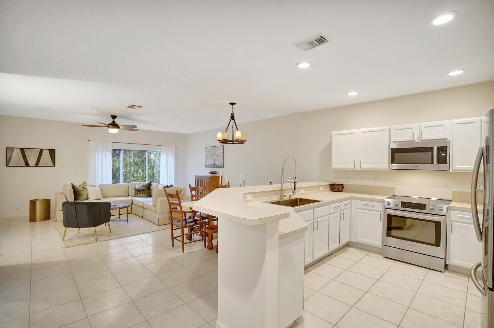 13428 Georgian Court, Wellington FL 33414 photo 2