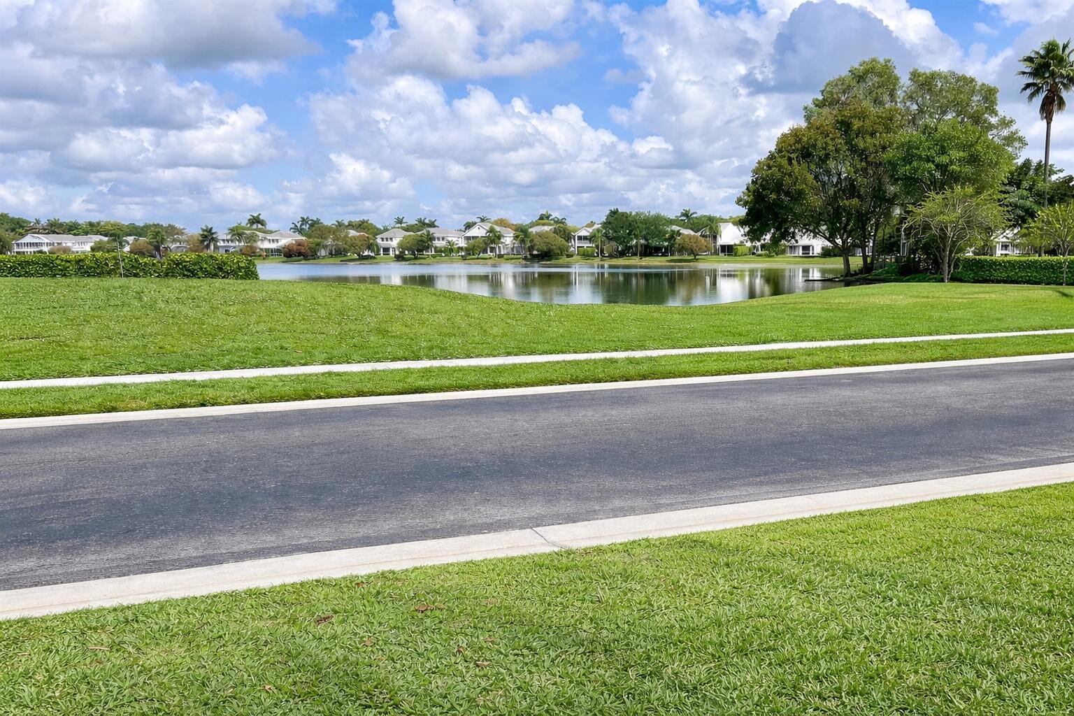 10614 Lake Shore Drive, Wellington FL 33414 photo 2
