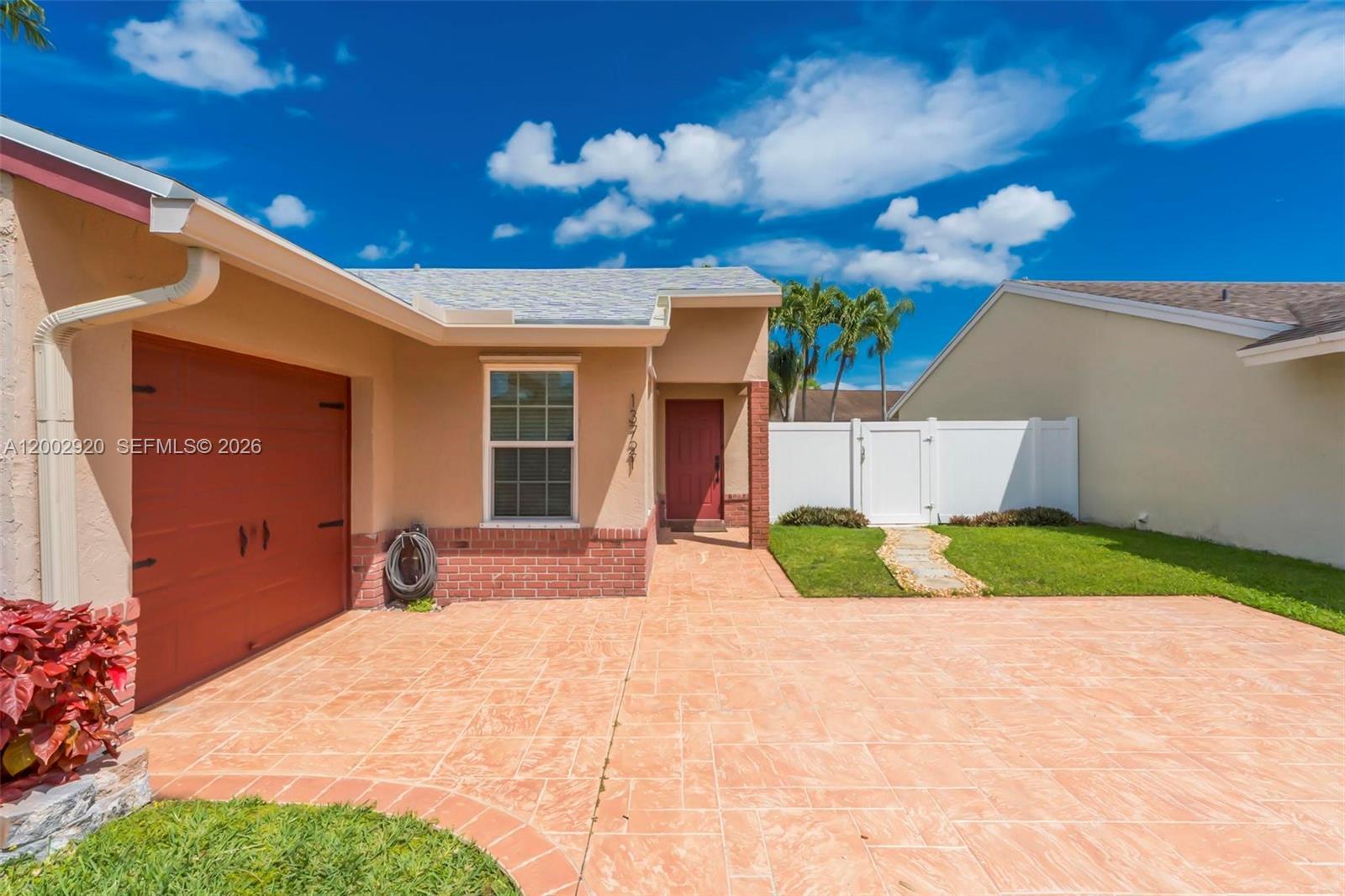 13721 Oak Ridge Dr, Davie FL 33325 photo 2