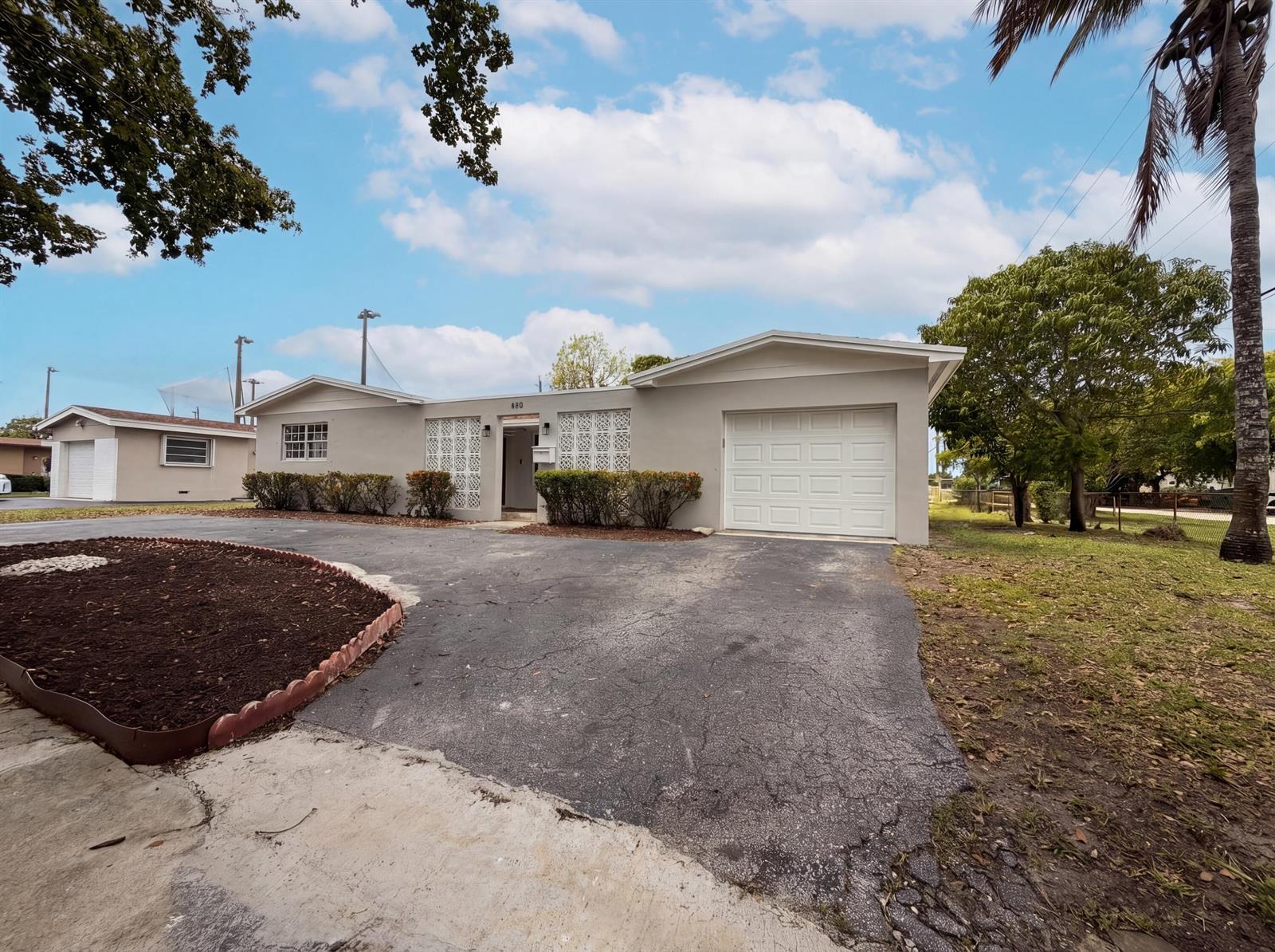 820 NW 78th Avenue, Pembroke Pines FL 33024