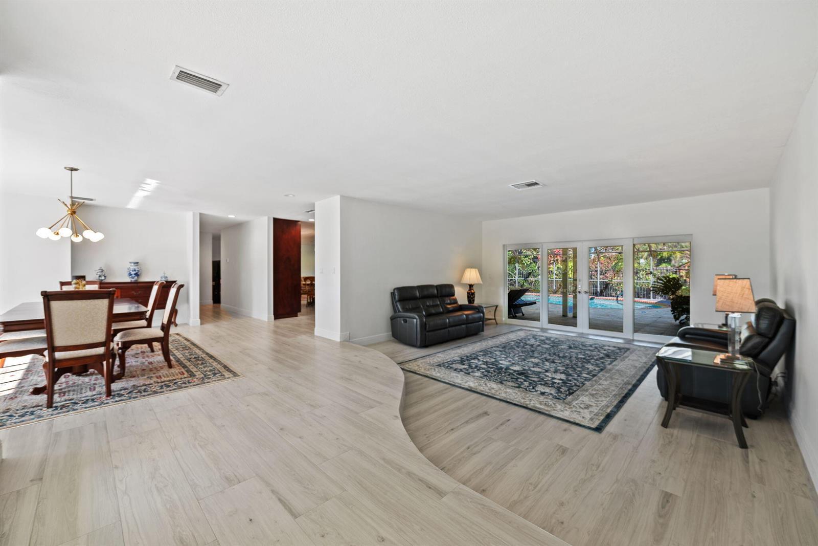 301 Jacaranda Drive, Plantation FL 33324 photo 5