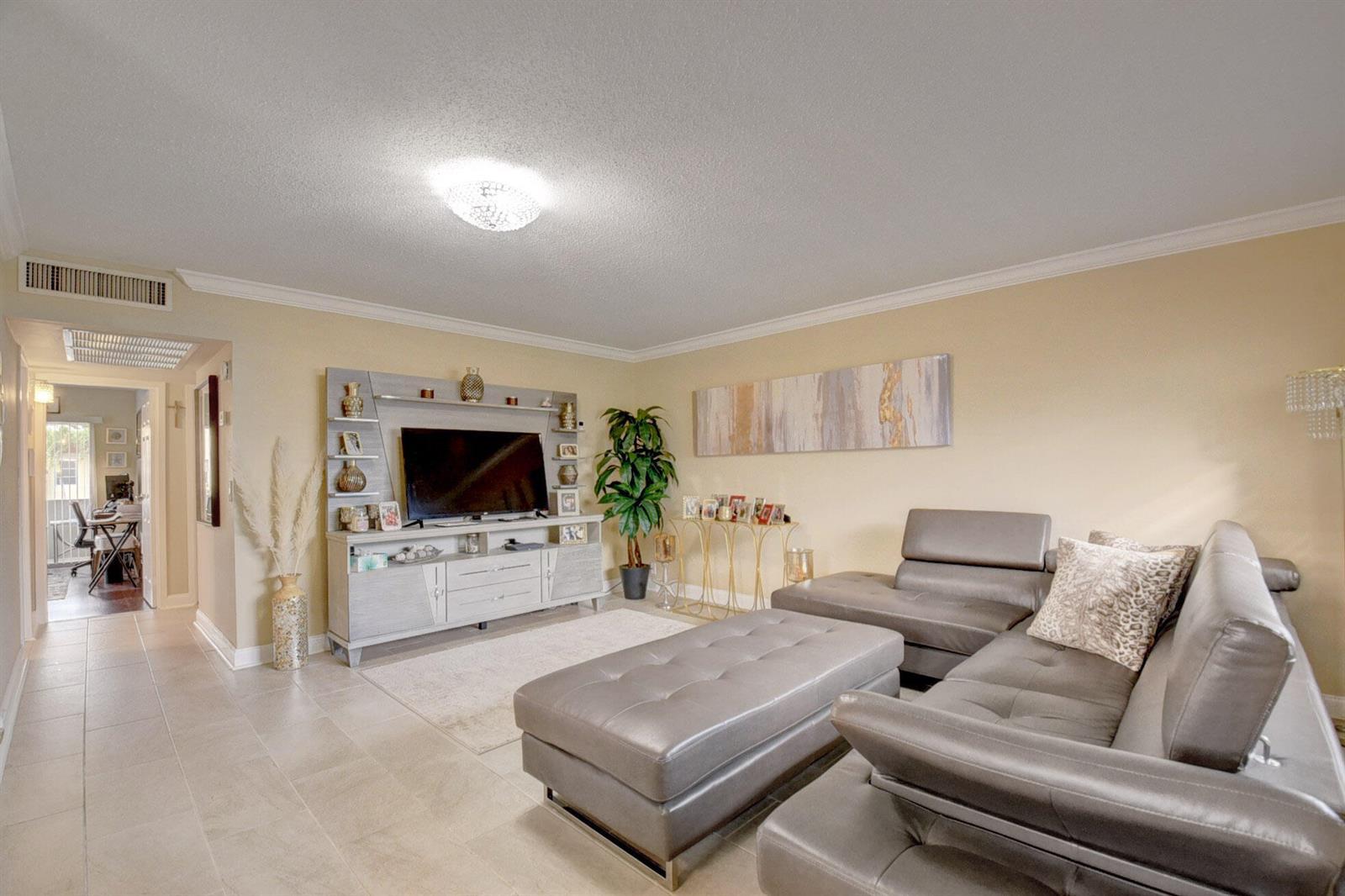 661 Flanders N # 661, Delray Beach FL 33484 photo 3