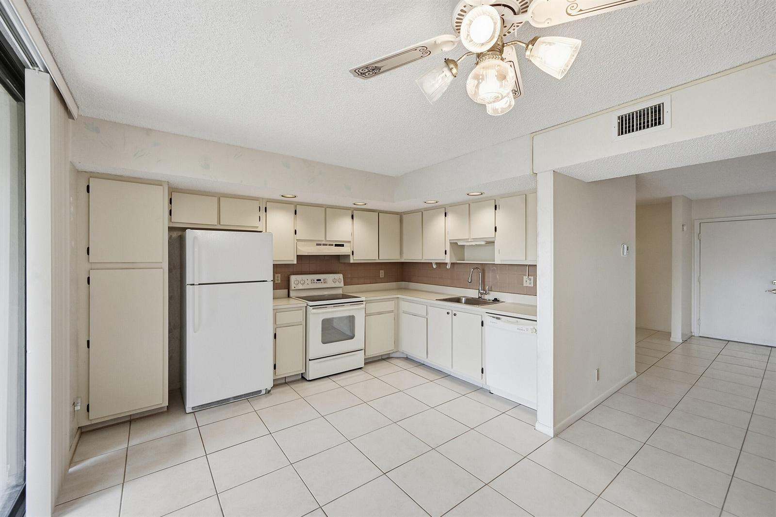 5370 Las Verdes Circle # 219, Delray Beach FL 33484 photo 3